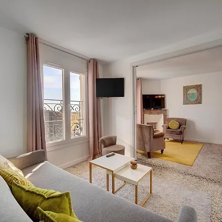 Le Louvre Floor Apartment