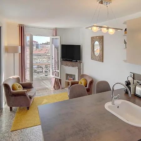 Le Louvre Floor Apartment *